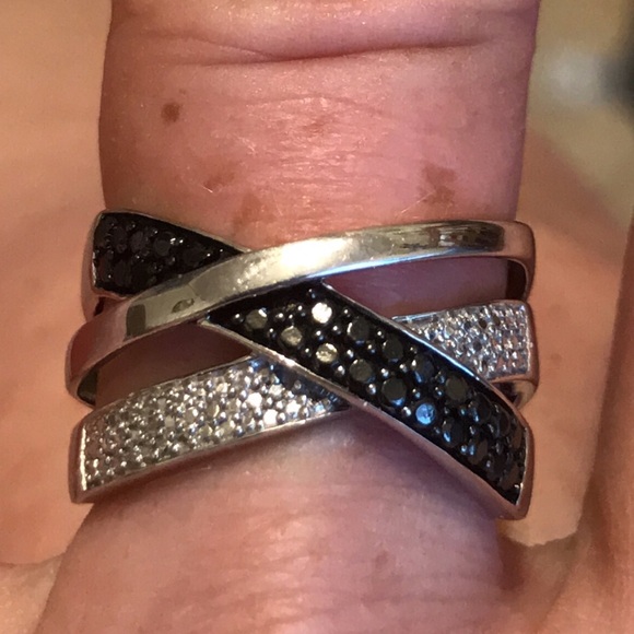 ❌❌❌SOLD❌❌❌BLACK AND WHITE DIAMOND CRISSCROSS BAND - Picture 2 of 7